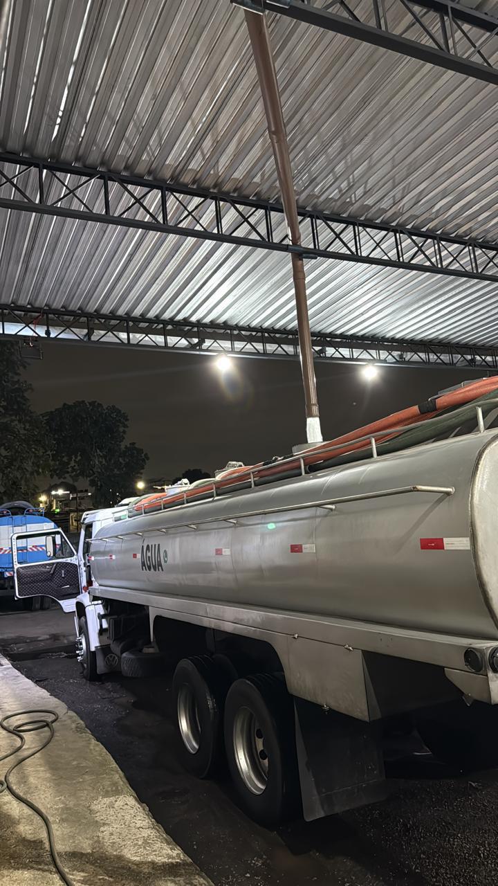 Caminhão pipa Águas Braga em abastecimento noturno, atendimento 24 horas